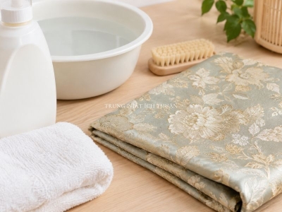 Cách Bảo Quản Vải Gấm Đúng Cách: Hướng Dẫn Giặt, Phơi Và Ủi